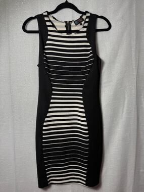 B FAMOUS BLACK AND WHITE DRESS SIZE MEDIUM